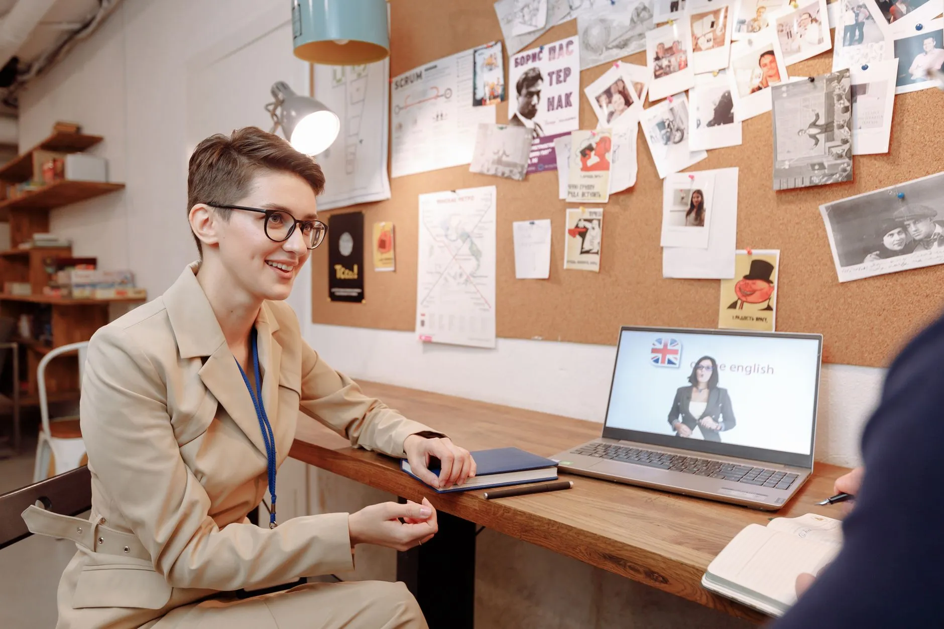 Mulher sorrindo em uma entrevista por vídeo no notebook