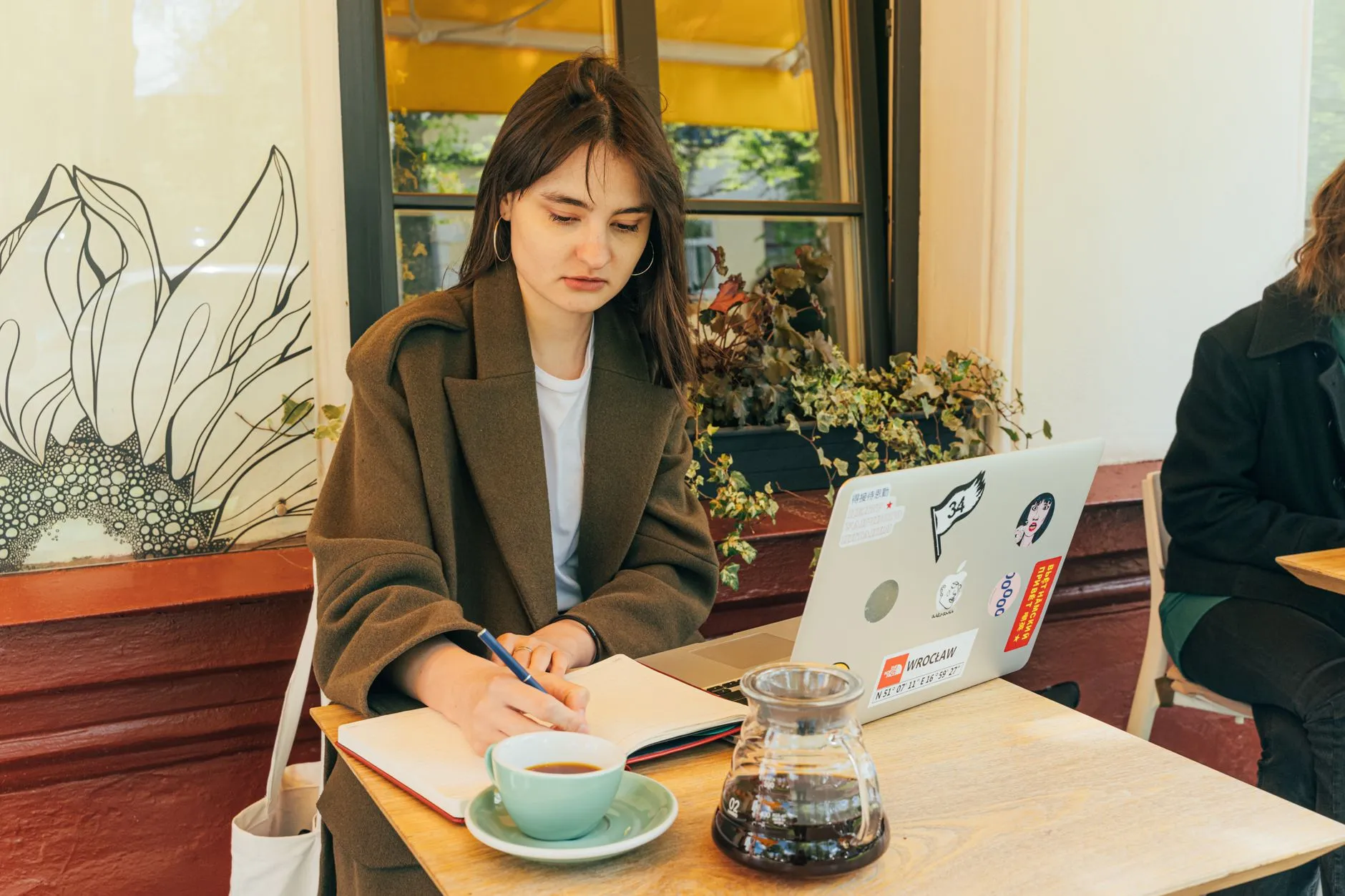 Mulher trabalhando no notebook em um café