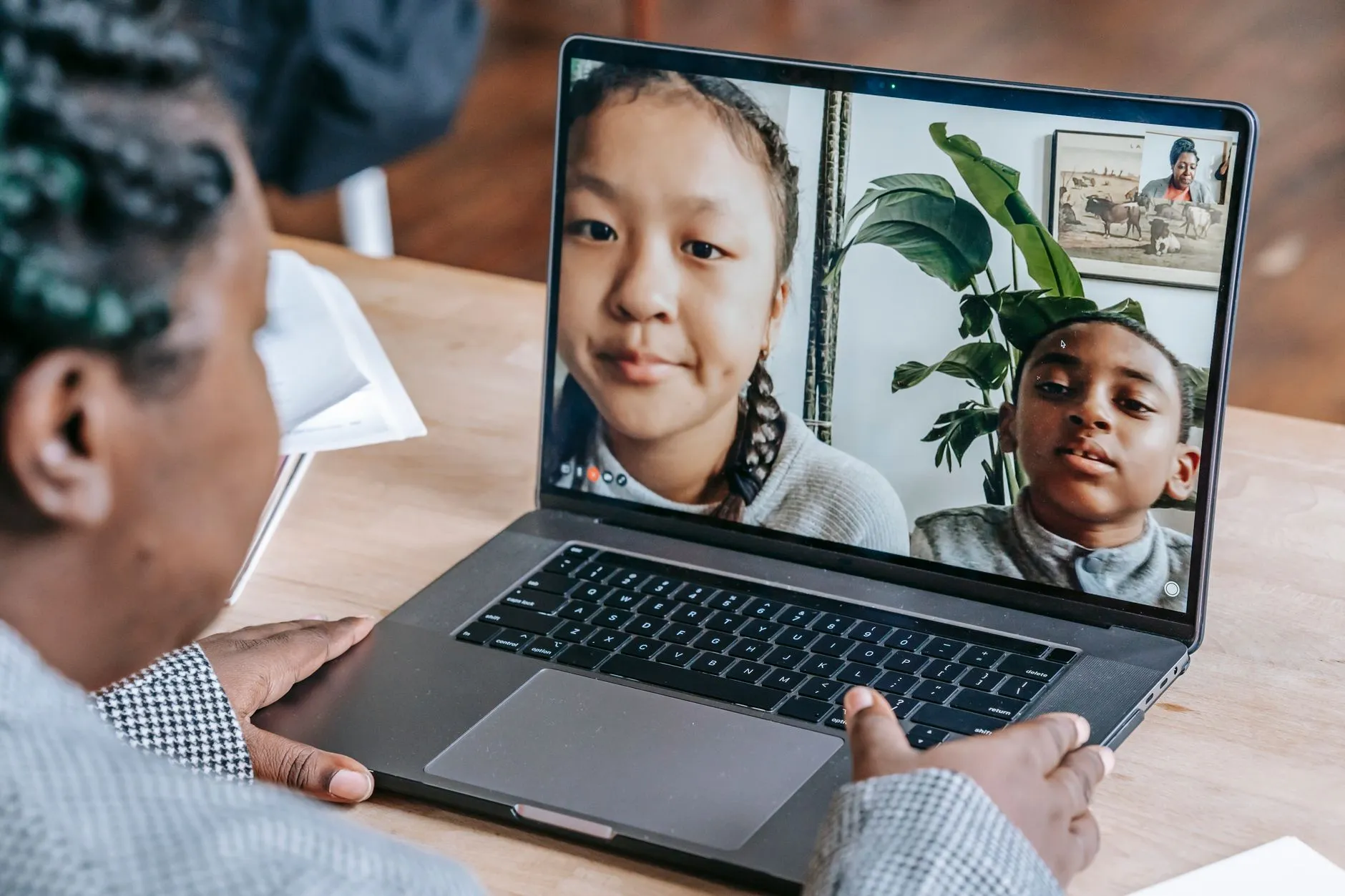 Pessoa em uma chamada de vídeo pelo notebook