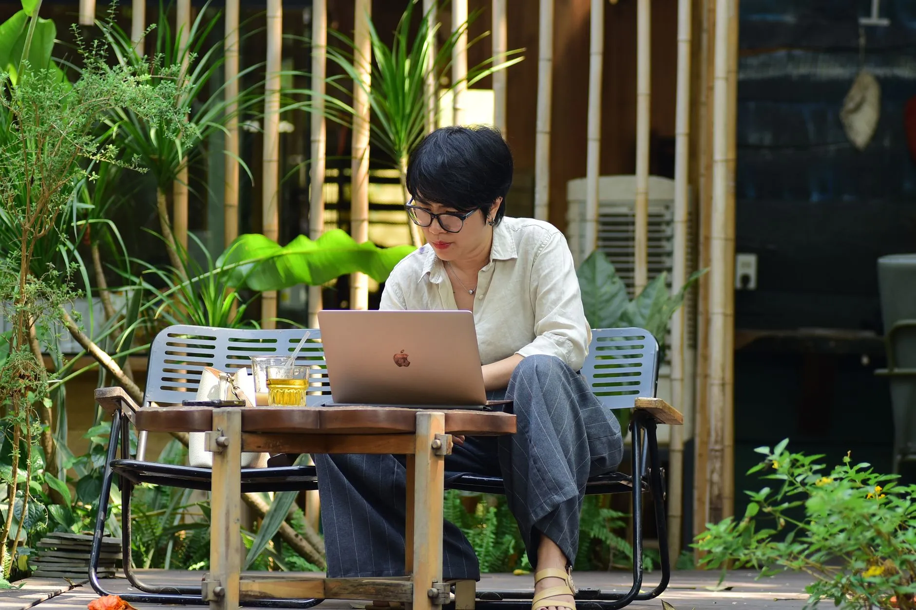 Mulher em uma videochamada de trabalho pelo notebook, em casa