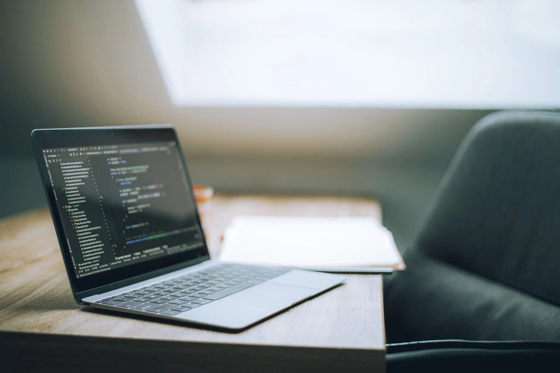 Notebook com código de programação na tela